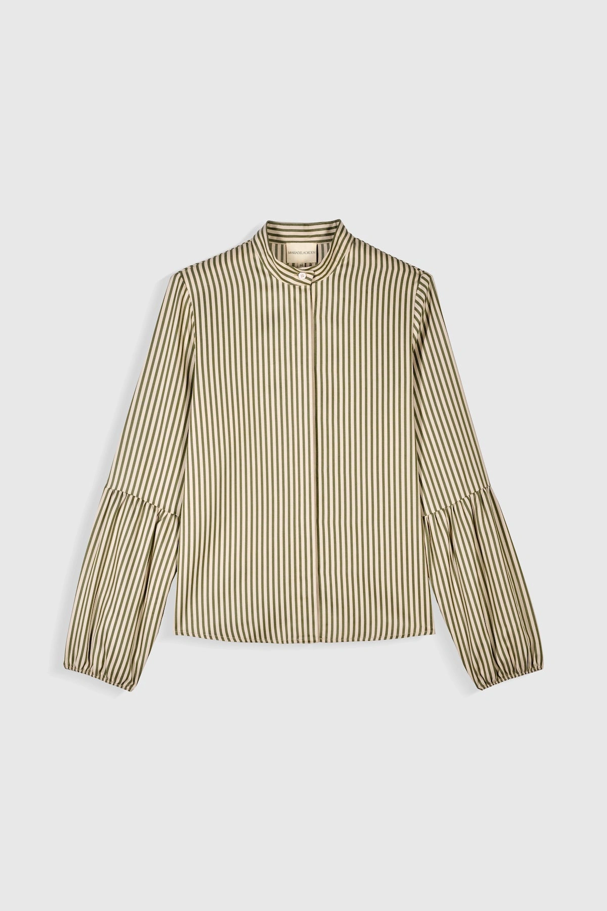 Bella Shirt: Un souffle de douceur, un éclat parisien, le charme intemporel revisité, absolument irrésistible.